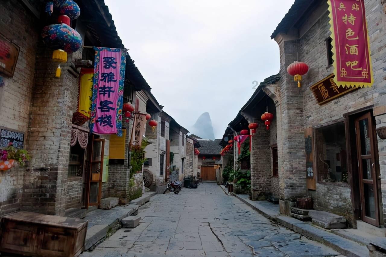 雪天女子骑车摔倒，索性躺地上自拍，在哪里跌倒就在哪里拍照